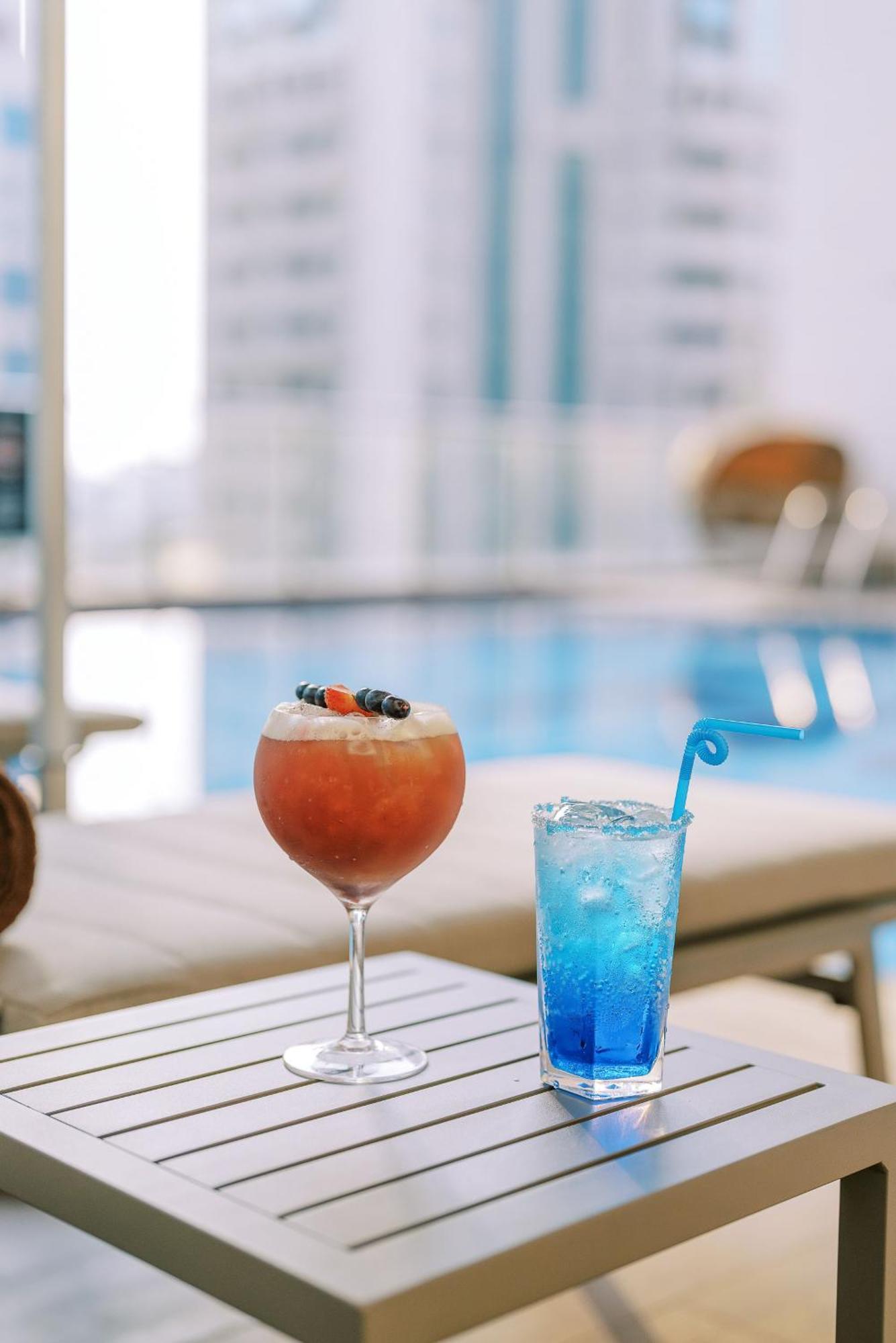 Khalidia Palace Hotel Dubai By Mourouj Gloria Екстериор снимка Poolside drinks