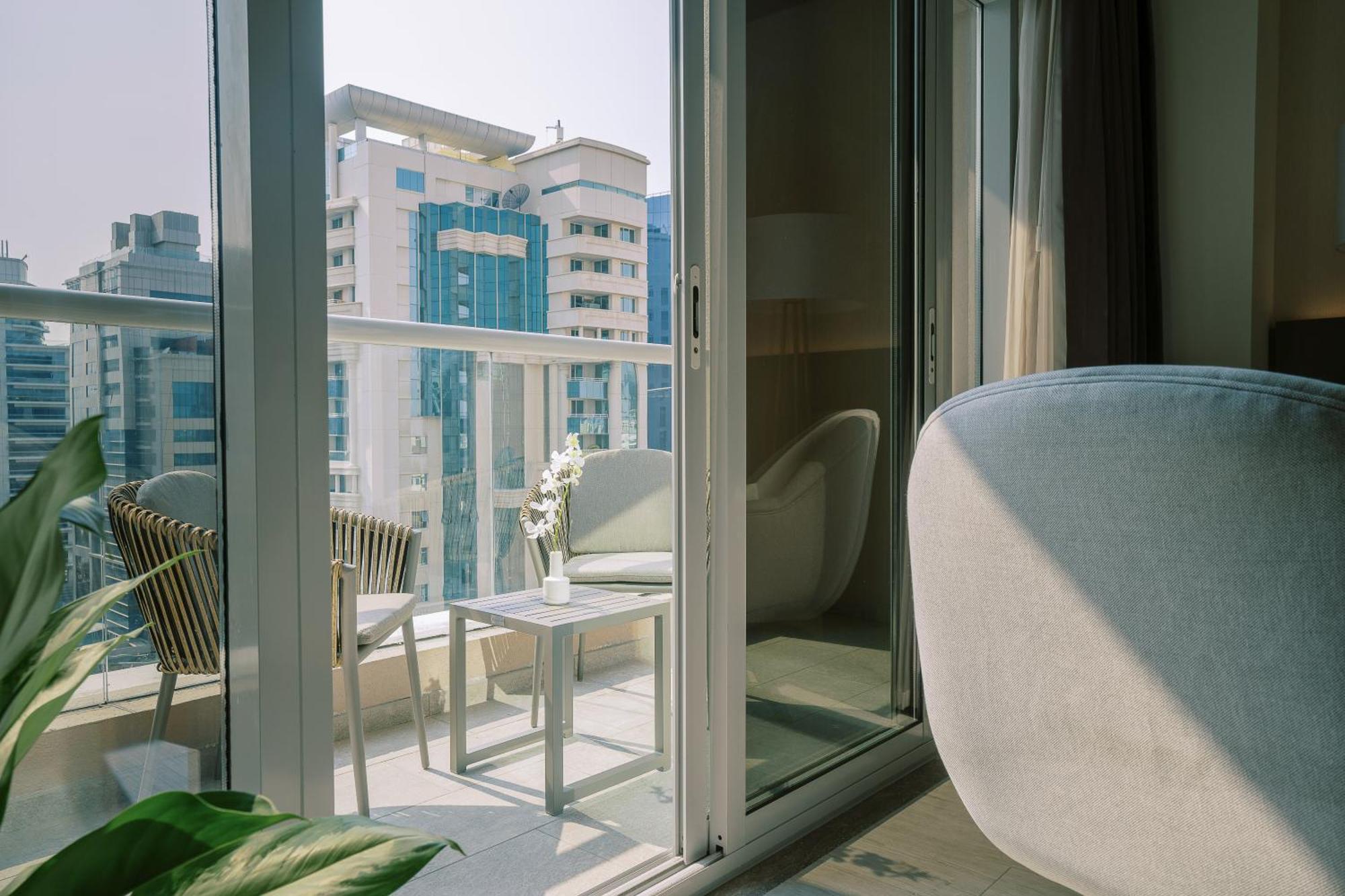 Khalidia Palace Hotel Dubai By Mourouj Gloria Екстериор снимка A balcony in a residential apartment