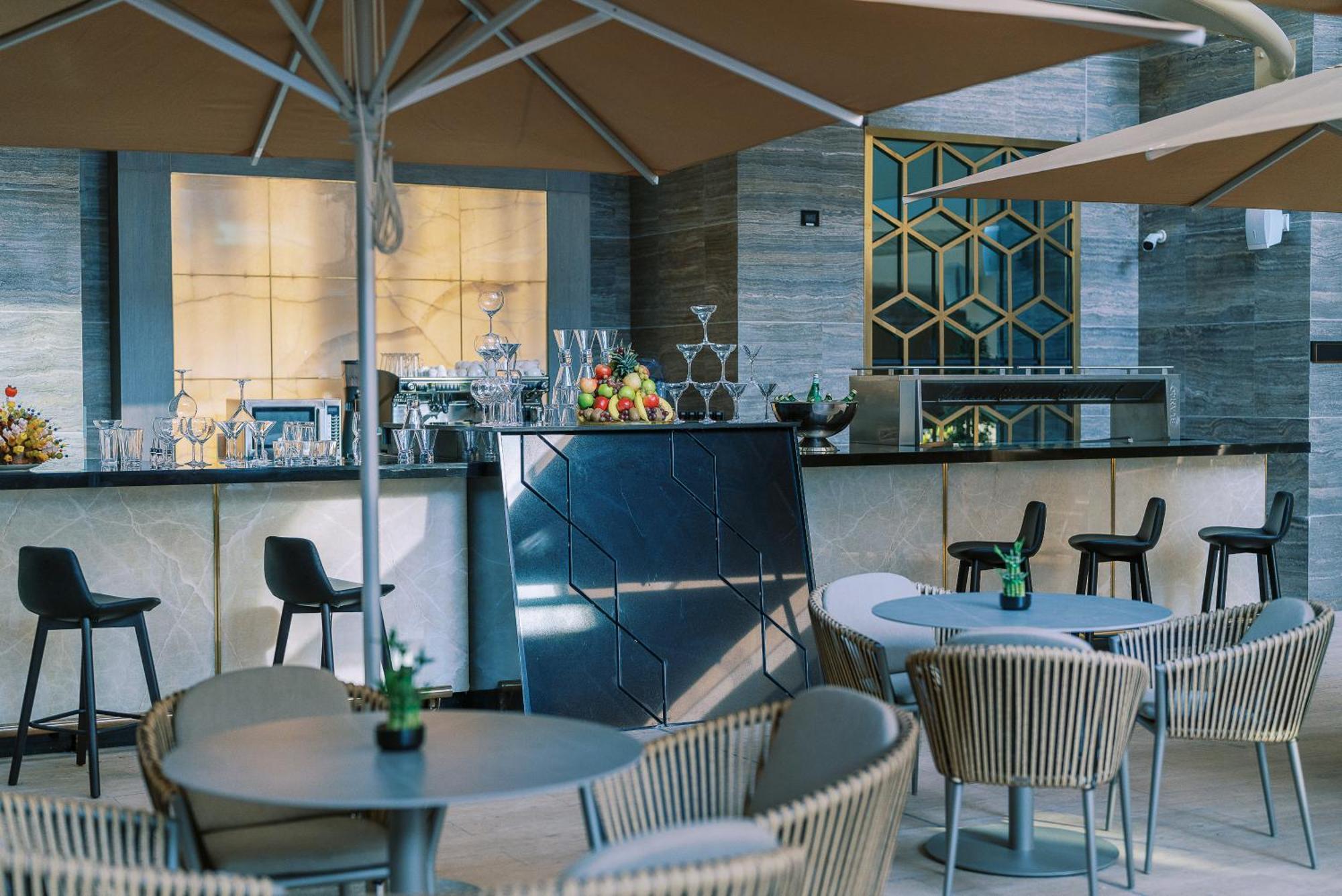 Khalidia Palace Hotel Dubai By Mourouj Gloria Екстериор снимка The bar at the 101 lounge