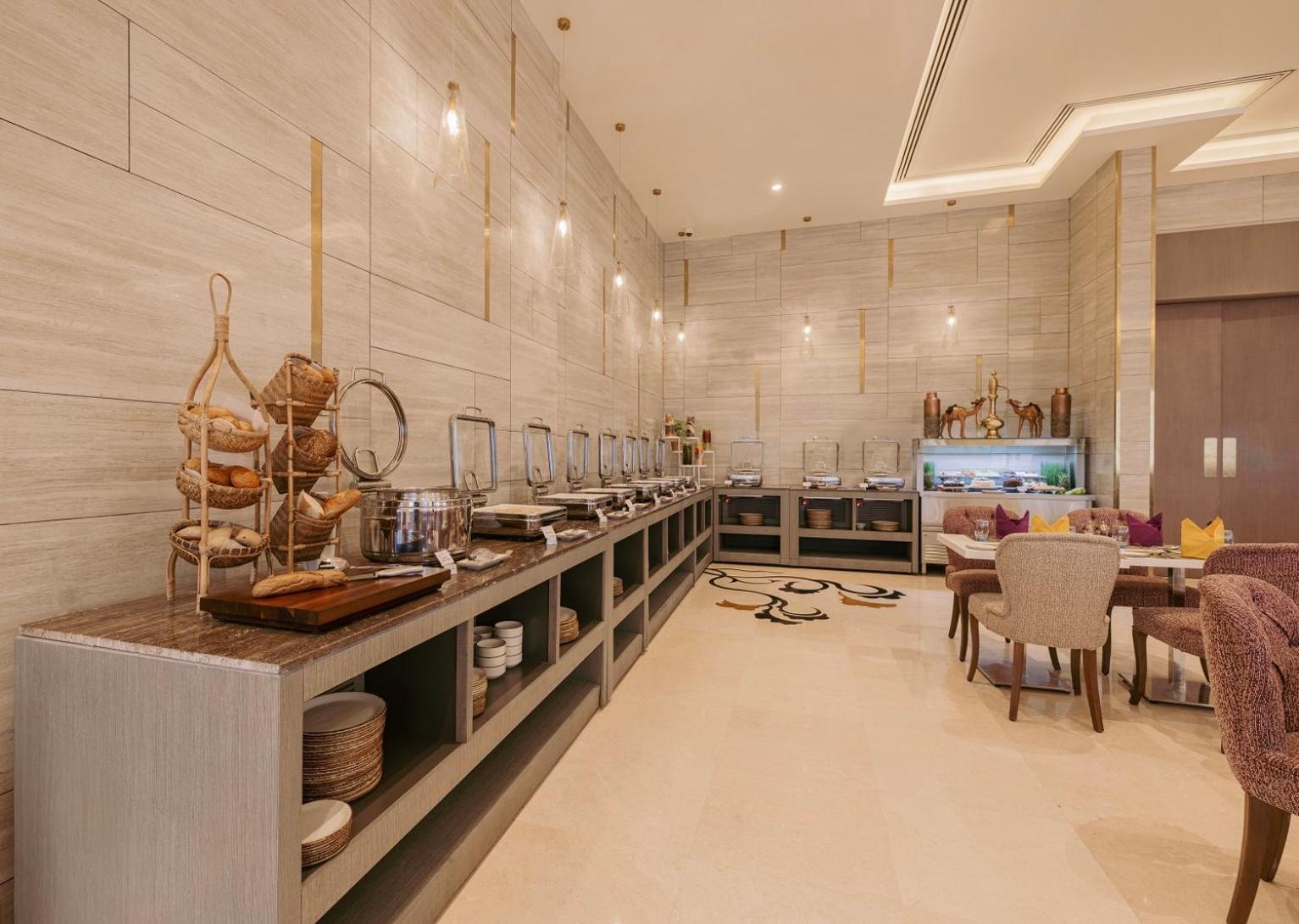 Khalidia Palace Hotel Dubai By Mourouj Gloria Екстериор снимка The Club Lounge at the hotel