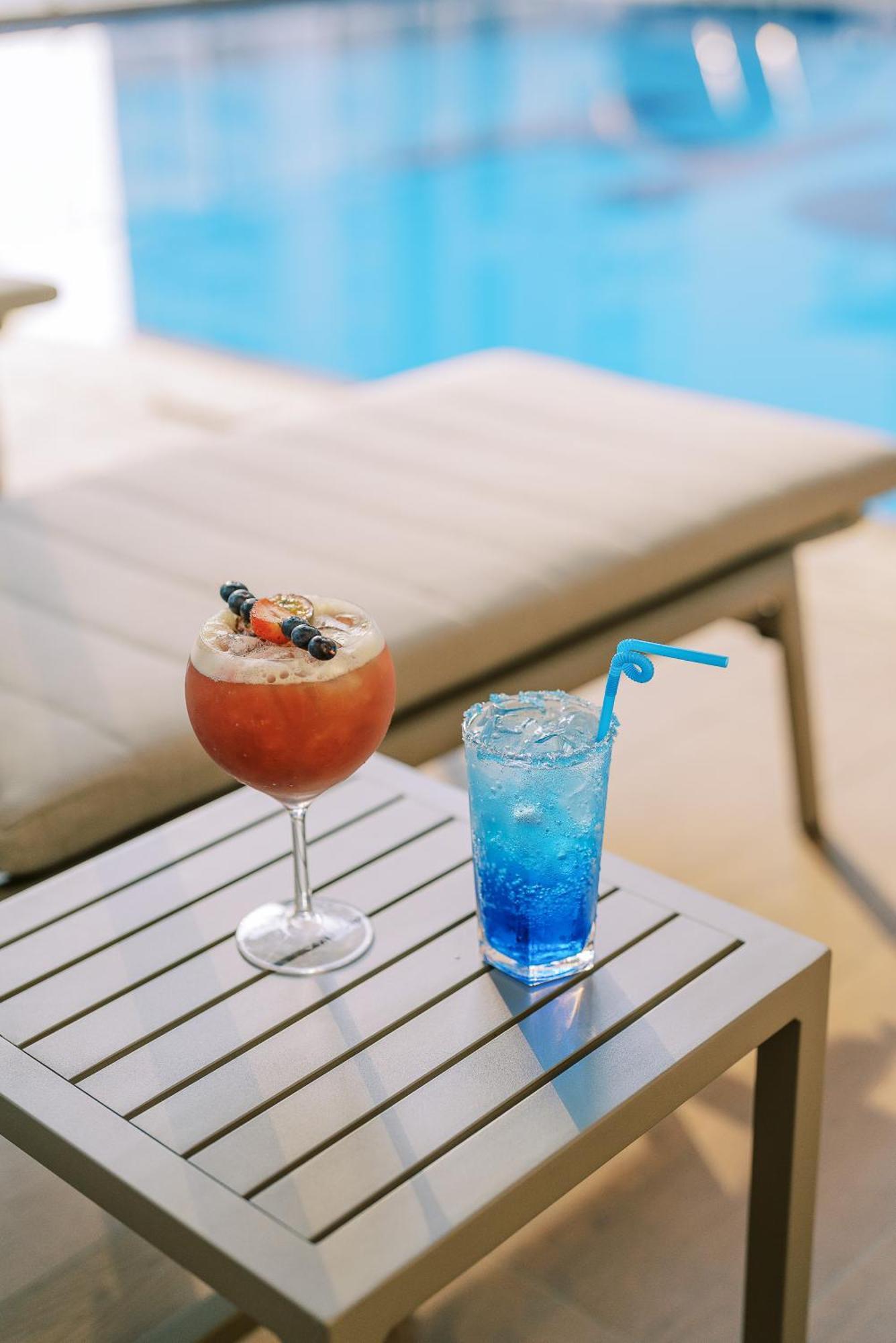 Khalidia Palace Hotel Dubai By Mourouj Gloria Екстериор снимка A Blue Hawaii (right)